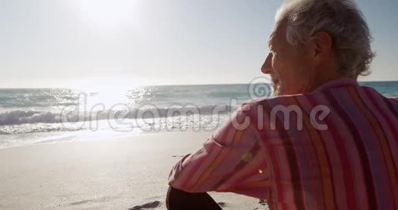 坐在沙滩上的老人视频的预览图