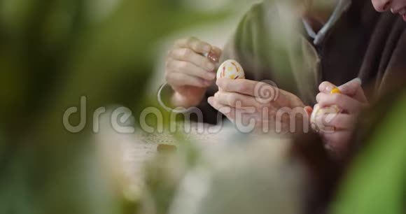 老人画复活节彩蛋视频的预览图