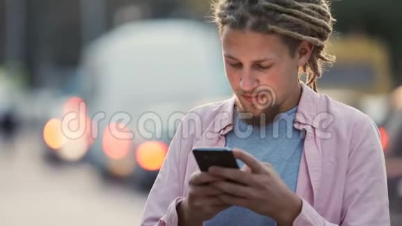 人在街上发短信视频的预览图