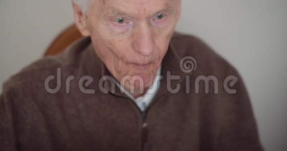 退休吃三明治的老人视频的预览图