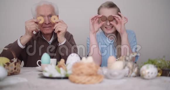 老人微笑可爱的祖父和孙女玩蛋糕和微笑视频的预览图