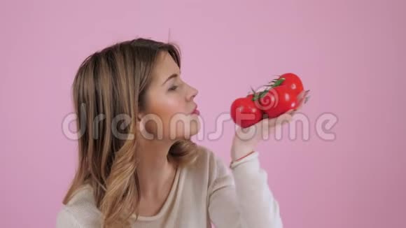 现代女人亲吻成熟的西红柿视频的预览图