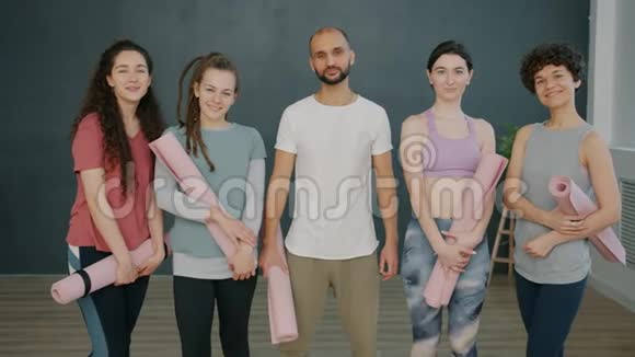 瑜伽团体男女站在一起微笑的肖像视频的预览图