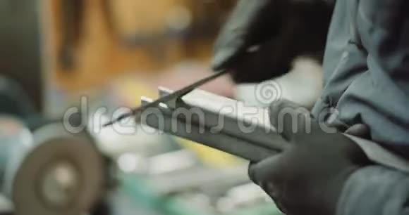 工业工人用金属锉打磨金属视频的预览图