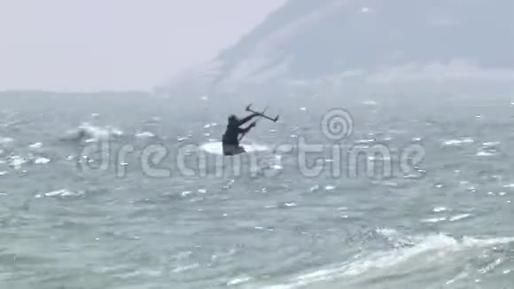 风筝冲浪者在波浪上跳跃视频的预览图
