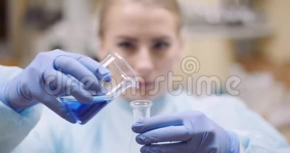 科学家在实验室混合液体视频的预览图