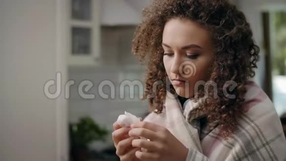 有流感的女人用手帕吹鼻涕视频的预览图