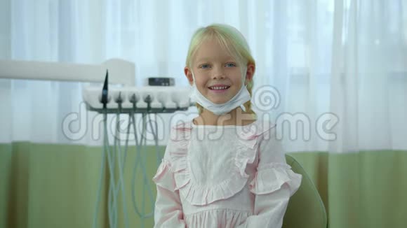 女孩微笑着坐着戴上面具视频的预览图