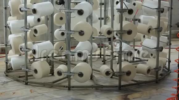 在现代纺织厂卷线时许多裂口旋转视频的预览图
