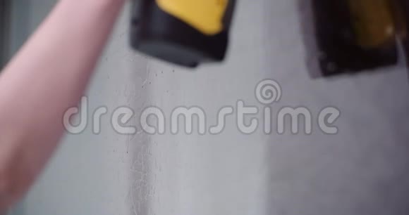 清洁女性用清洁剂清洁窗户视频的预览图