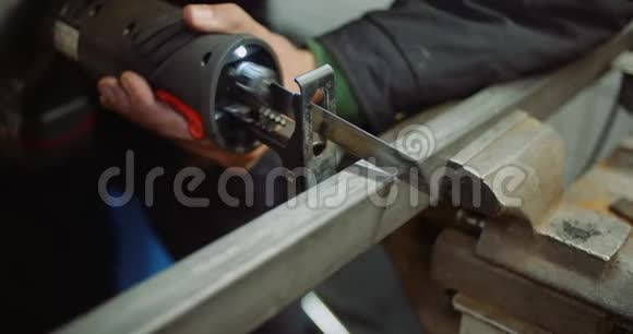 工业工人金属部分与电动钢锯视频的预览图
