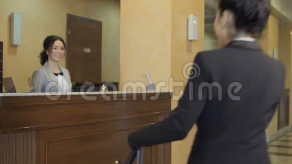 有魅力的女商人从酒店的房间里拿钥匙视频的预览图