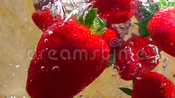 草莓沉入水中慢动作视频视频的预览图