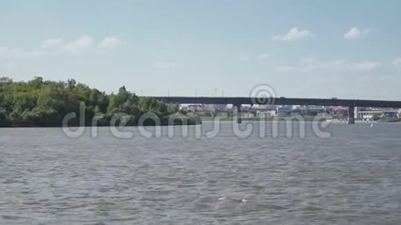 后退桥的视图视频的预览图