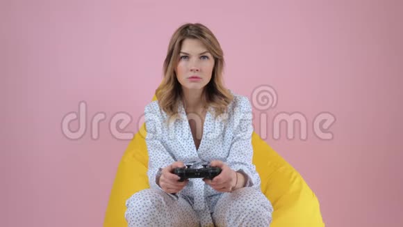 紧皱眉头的时髦女人玩电子游戏视频的预览图