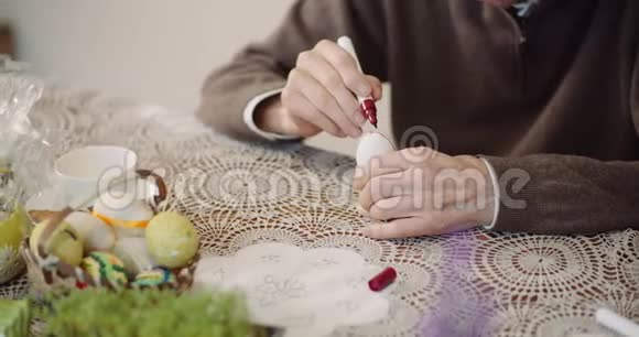 老人画复活节彩蛋视频的预览图