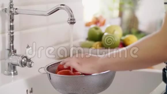 女人在厨房洗西红柿视频的预览图