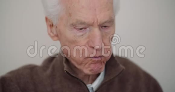 退休吃三明治的老人视频的预览图