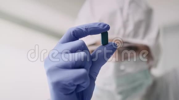 实验室技术人员手中胶囊的视频用红氦相机拍摄8K视频的预览图