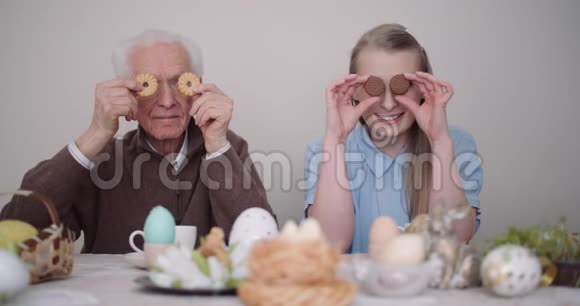 老人微笑可爱的祖父和孙女玩蛋糕和微笑视频的预览图