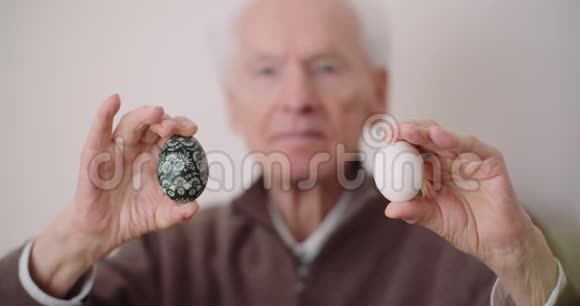 老人手里拿着复活节彩蛋视频的预览图
