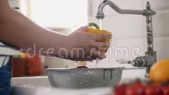 女的手洗五颜六色的辣椒视频的预览图