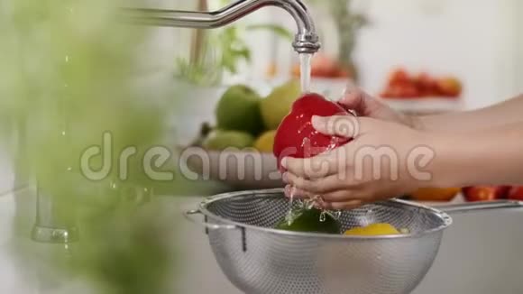 女人洗五颜六色的辣椒视频的预览图