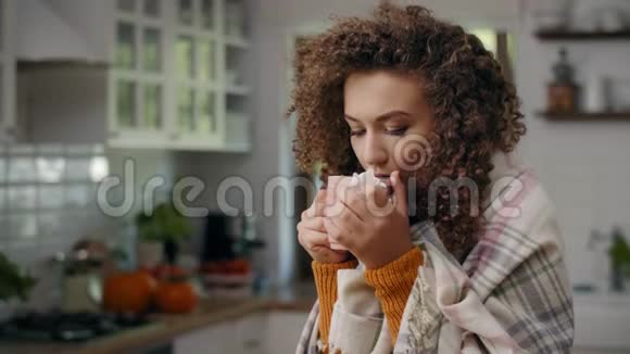 有流感和吃药的女人视频的预览图