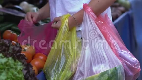 塑料袋和西红柿视频的预览图