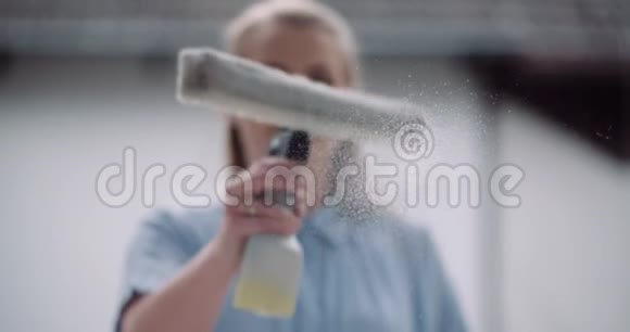 清洁女性用清洁剂清洁窗户视频的预览图