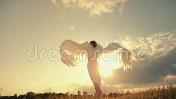 穿着白色裙子的女人举起天使的翅膀视频的预览图