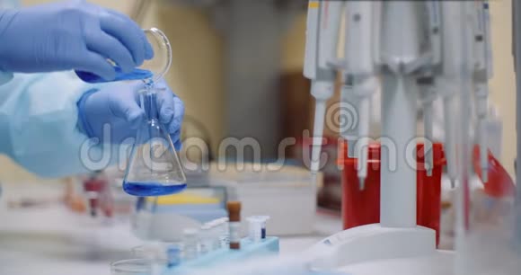 实验室从事病毒治疗的科学家视频的预览图
