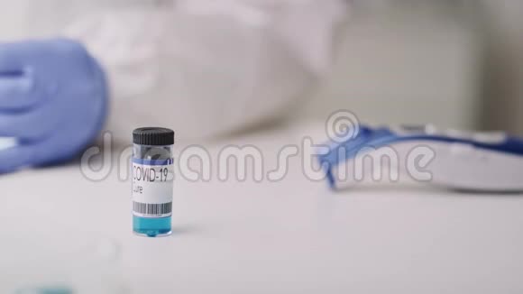 视频显示冠状病毒治疗安瓿用红氦相机拍摄8K视频的预览图