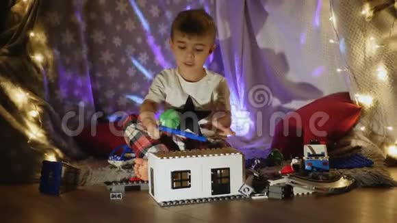 小男孩在家里玩塑料构造器视频的预览图