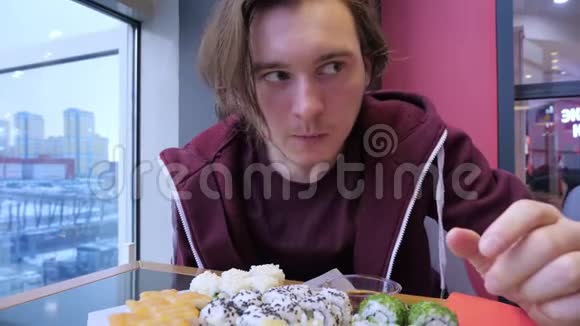 有趣的年轻人在餐馆吃寿司视频的预览图