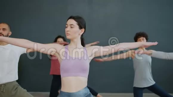 女孩和男人练习瑜伽伸展身体然后在冥想的位置放松视频的预览图