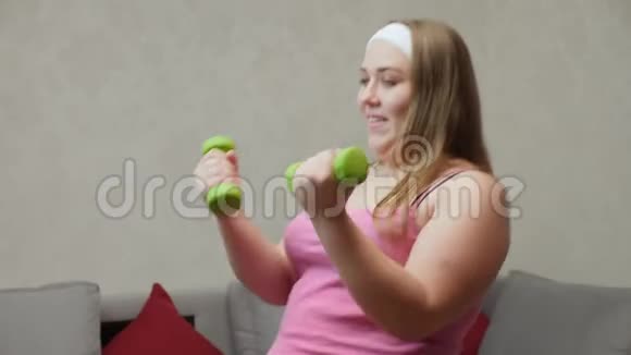 胖女孩在房间里用哑铃做运动视频的预览图