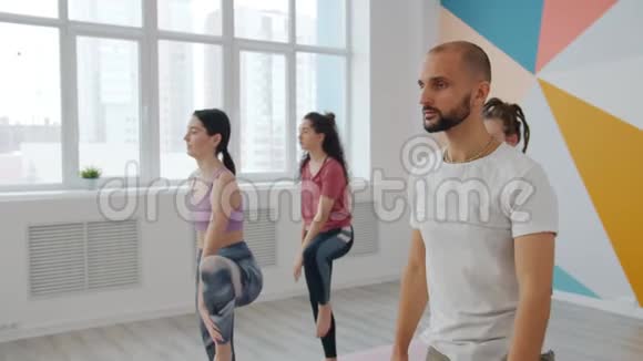 运动中心瑜伽练习中认真享受放松的男女视频的预览图