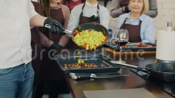 厨房烹饪蔬菜学员快乐厨师教学小组的倾斜视频的预览图