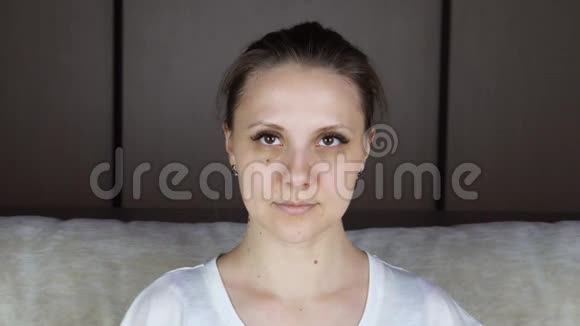 美女在脸上涂护肤霜护肤治疗理念视频的预览图