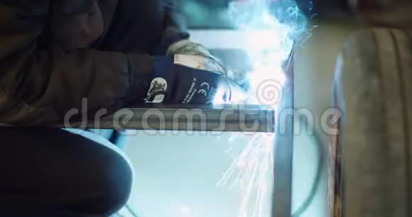 工业焊工焊接钢施工视频的预览图