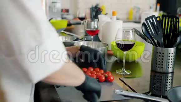 在烹饪大师级的时候男人和女人一起在厨房做饭视频的预览图