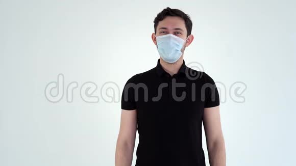 年轻自信的男人戴着防护面具的肖像摘下了他的面具视频的预览图