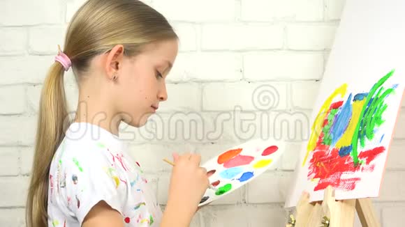 画架上的儿童绘画车间班的学童少女手工艺儿童教育视频的预览图