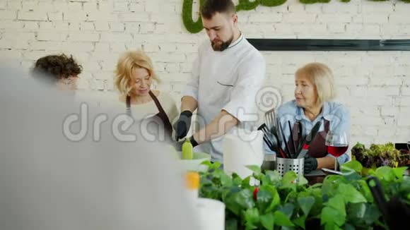 烹饪班老师在美丽的厨房里教女人剁菜视频的预览图