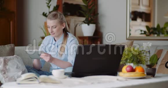 轻松微笑的女人在家里用手机聊天视频的预览图