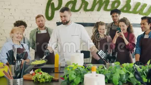 熟练的厨师教受训者炸食物人们录制视频拍手视频的预览图