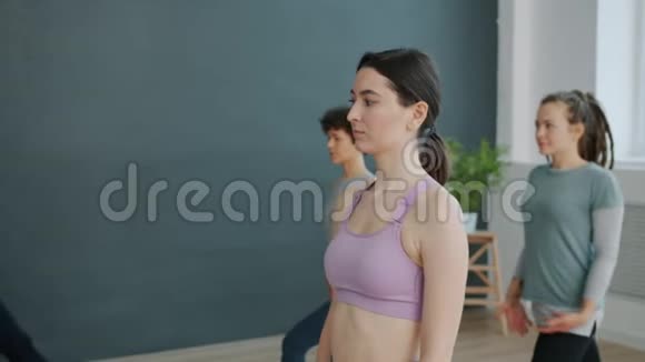 在体育俱乐部练习瑜伽的时候女人和男人一起做运动视频的预览图