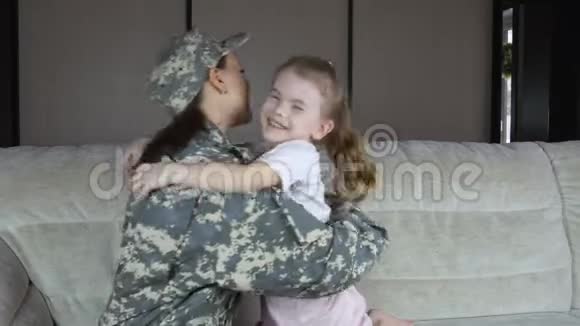 可爱的孩子拥抱军母微笑爱国者视频的预览图