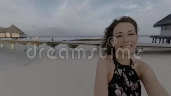 快乐的女孩在马尔代夫的海滩上和男朋友在一起视频的预览图
